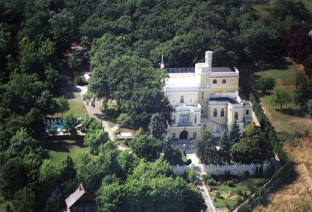 Sir David Balaton Castle Apartmanok Balatonszepezd Luaran gambar