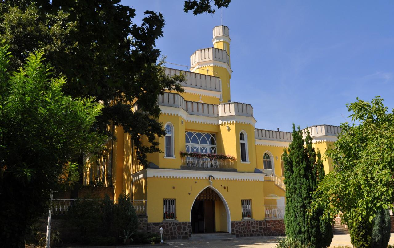 Sir David Balaton Castle Apartmanok Balatonszepezd Luaran gambar