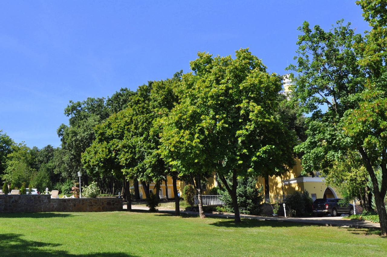 Sir David Balaton Castle Apartmanok Balatonszepezd Luaran gambar