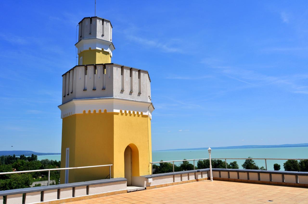 Sir David Balaton Castle Apartmanok Balatonszepezd Luaran gambar