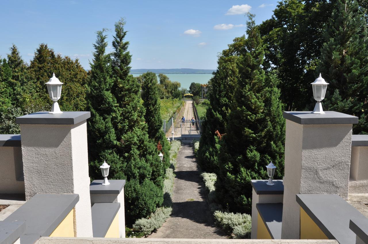Sir David Balaton Castle Apartmanok Balatonszepezd Luaran gambar